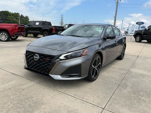 Used 2024 Nissan Altima 2.5 SR FWD image 2
