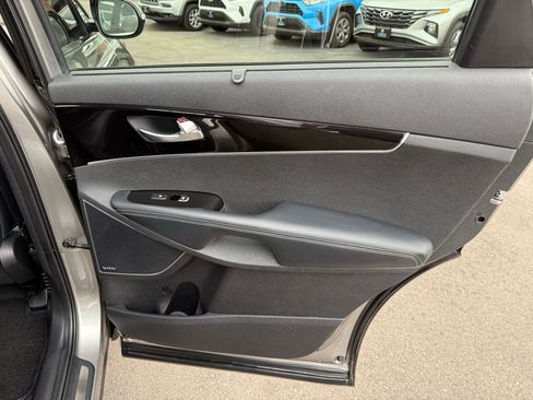 Used 2017 Kia Sorento SX image 39