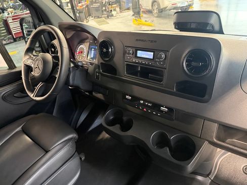 Used 2025 Mercedes-Benz Sprinter 2500 image 25