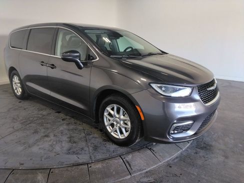 Used 2023 Chrysler Pacifica Touring-L image 4