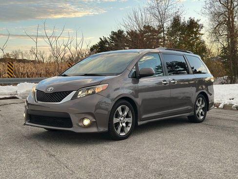 Used 2013 Toyota Sienna SE image 3