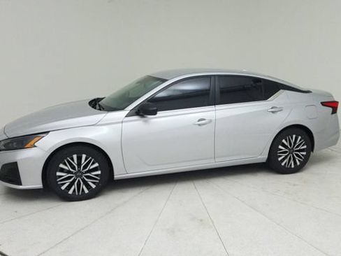 Used 2024 Nissan Altima 2.5 SV FWD image 2
