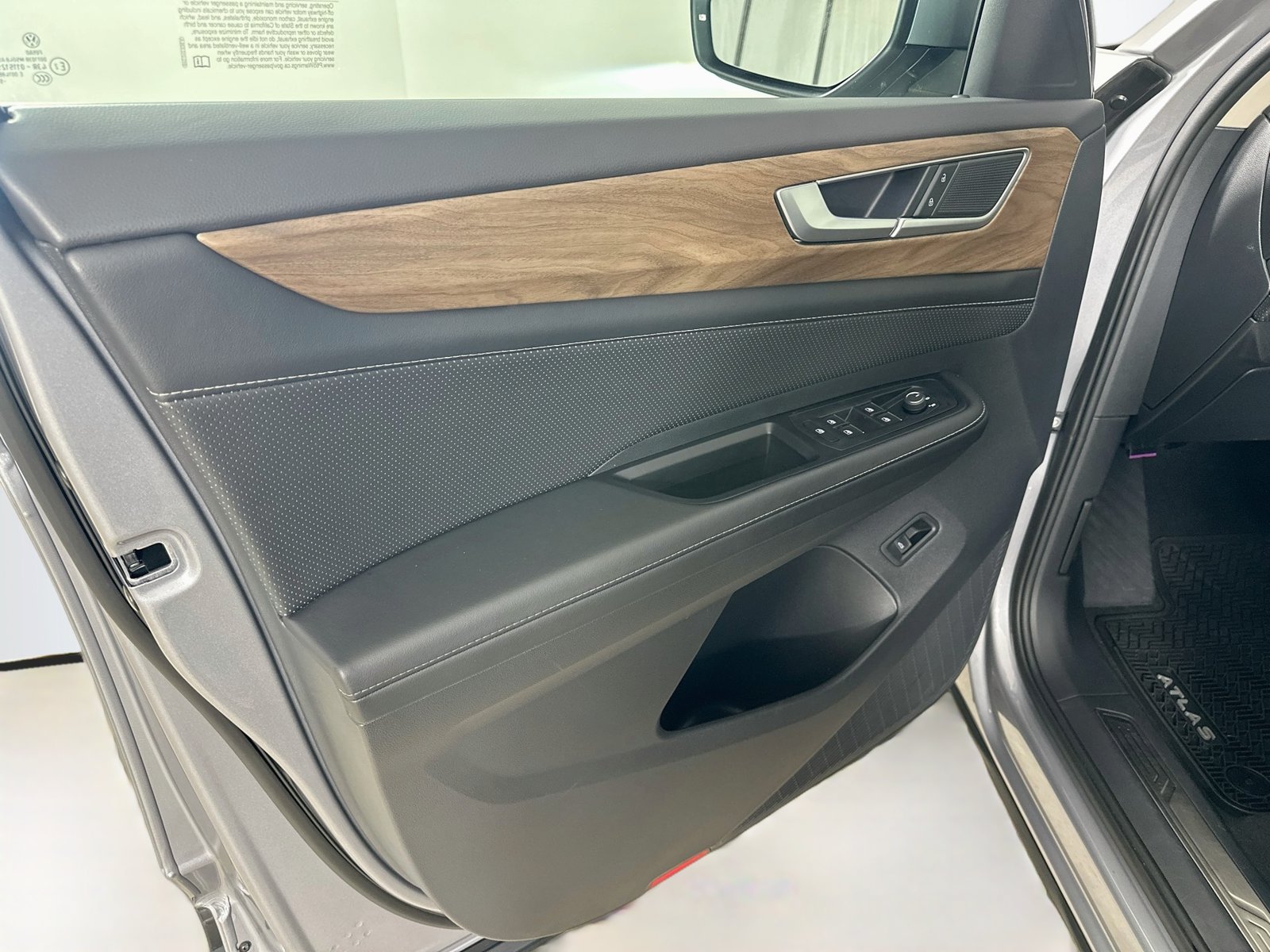 Used 2025 Volkswagen Atlas SE AWD/4WD image 16