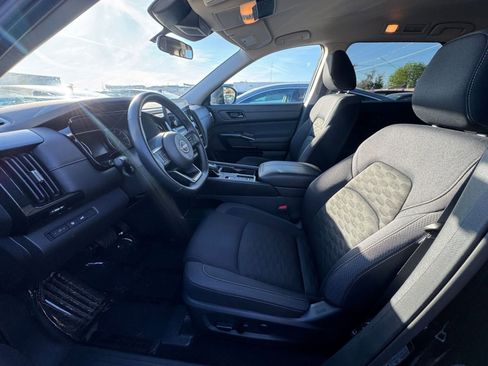 Used 2025 Nissan Pathfinder SV image 28