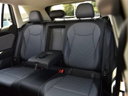 Used 2025 Volkswagen Tiguan SE w/ Panoramic Sunroof Package AWD/4WD image 22