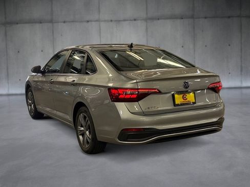 Used 2024 Volkswagen Jetta SE FWD image 3