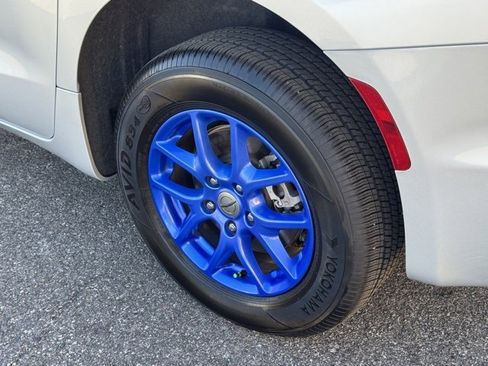 Used 2024 Chrysler Pacifica Touring-L image 8