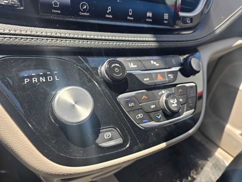 Used 2023 Chrysler Pacifica Touring-L FWD image 29