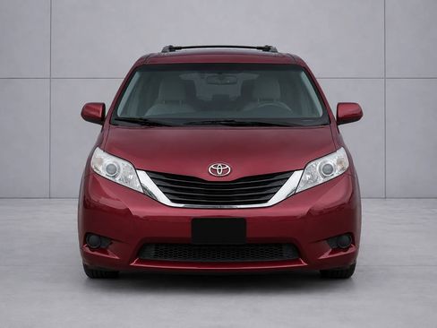 Used 2013 Toyota Sienna LE FWD image 2