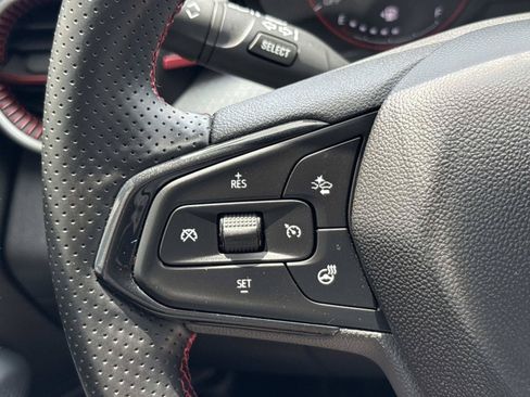 Used 2025 Chevrolet Trax RS FWD image 28