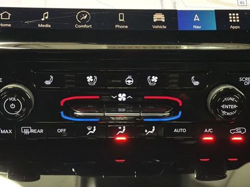 Used 2024 Jeep Grand Cherokee L Overland w/ Luxury Tech Group IV image 18