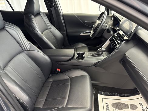 Used 2021 Toyota Venza Limited image 12