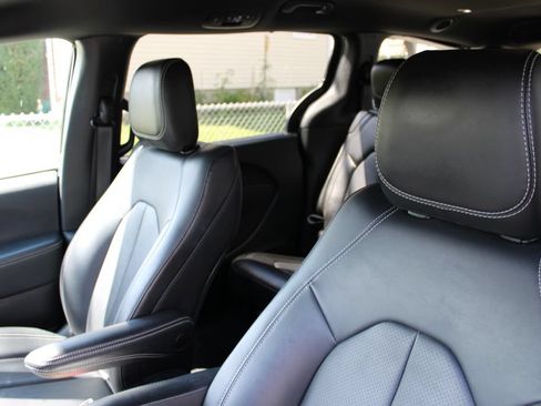 Used 2025 Chrysler Pacifica Select FWD image 9