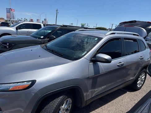 Used 2018 Jeep Cherokee Latitude Plus w/ Comfort/Convenience Group FWD image 1