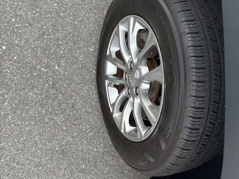 Used 2019 Jeep Cherokee Latitude Plus w/ Comfort/Convenience Group image 13