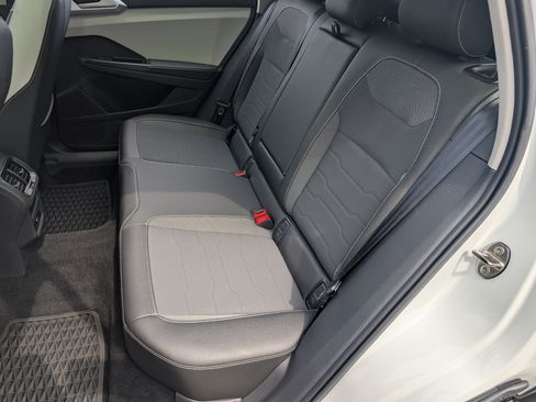 Used 2025 Volkswagen Taos SE w/ Panoramic Sunroof Package FWD image 18