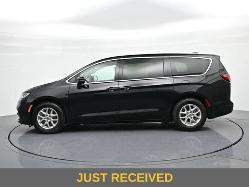 Used 2024 Chrysler Pacifica Touring-L FWD image 9