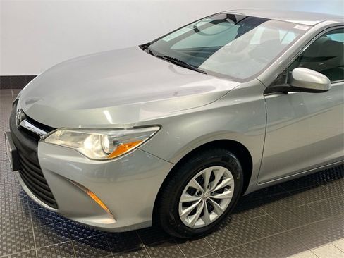 Used 2016 Toyota Camry SE image 6