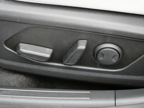 Certified 2025 Hyundai Elantra Limited image 19