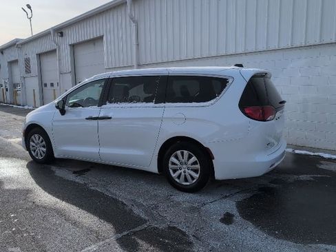 Used 2021 Chrysler Voyager L image 4