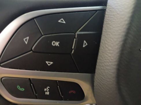 Used 2023 Chrysler Pacifica Touring-L FWD image 15