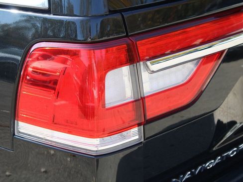 Used 2015 Lincoln Navigator 2WD image 38