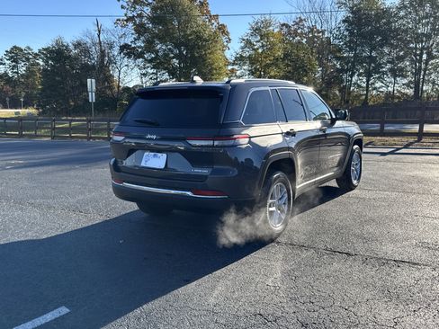 Used 2025 Jeep Grand Cherokee Laredo X w/ Luxury Tech Group I image 5