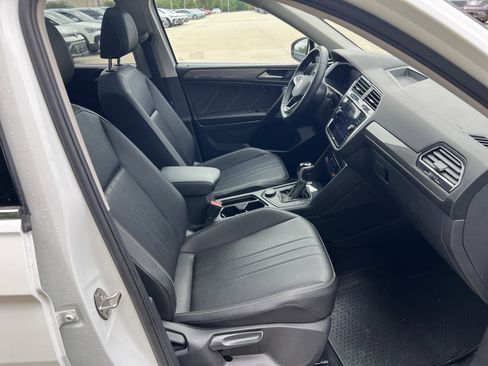 Certified 2023 Volkswagen Tiguan SE w/ Panoramic Sunroof Package AWD/4WD image 28