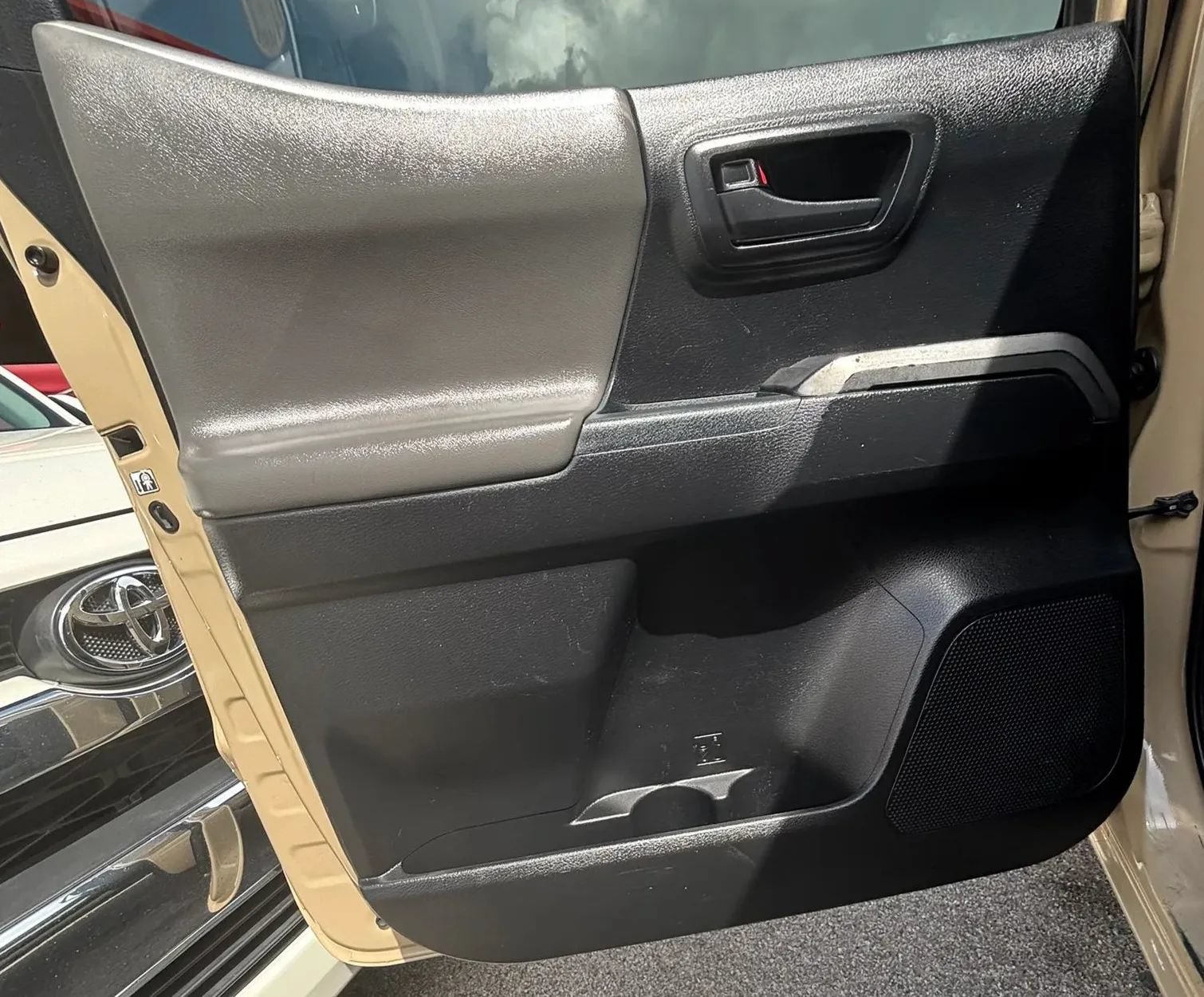 Used 2018 Toyota Tacoma SR5 RWD image 18