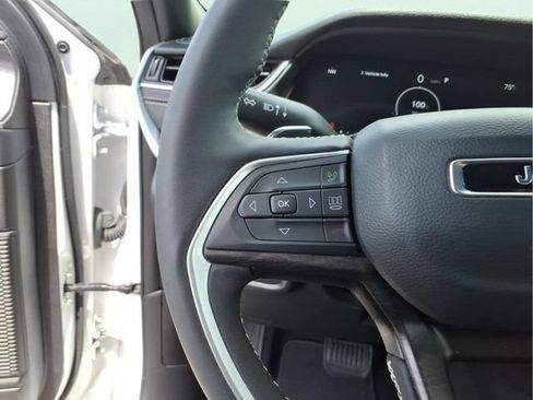 Used 2025 Jeep Grand Cherokee Limited AWD/4WD image 23