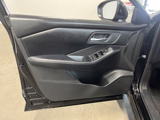 Used 2025 Nissan Rogue SV FWD image 25
