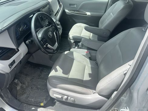 Used 2019 Toyota Sienna XLE w/ XLE Navigation Package FWD image 10