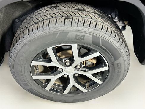 Used 2023 Jeep Grand Cherokee Limited image 28