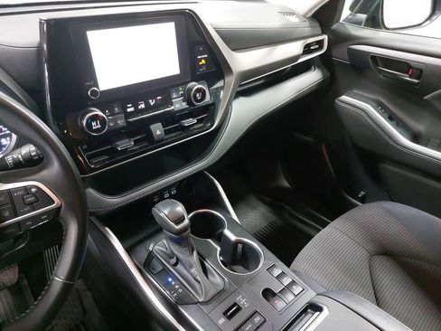 Used 2023 Toyota Highlander LE AWD/4WD image 26
