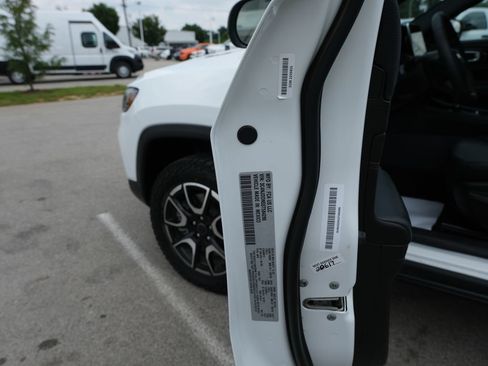 Used 2025 Jeep Compass Trailhawk AWD/4WD image 35