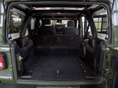 Used 2024 Jeep Wrangler Unlimited w/ Convenience Group AWD/4WD image 33