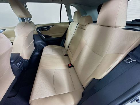 Used 2020 Toyota RAV4 XLE w/ Convenience Package FWD image 21