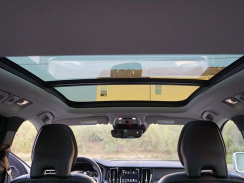 Used 2019 Volvo XC60 T5 Momentum w/ Multimedia Package image 30