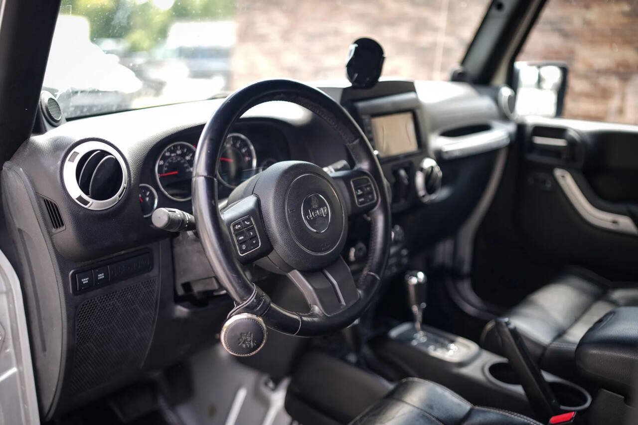 Used 2012 Jeep Wrangler Unlimited Rubicon w/ Dual Top Group AWD/4WD image 33