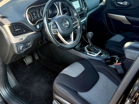 Used 2017 Jeep Cherokee Sport image 12