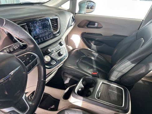 Used 2018 Chrysler Pacifica Touring-L Plus w/ Tire & Wheel Group image 9
