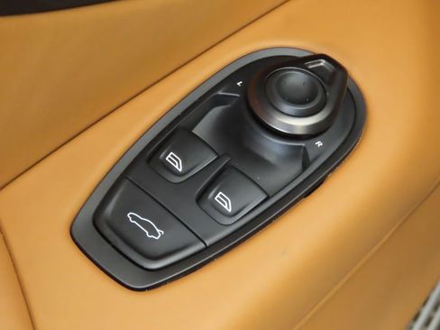 Used 2025 Aston Martin V8 Vantage Coupe image 22