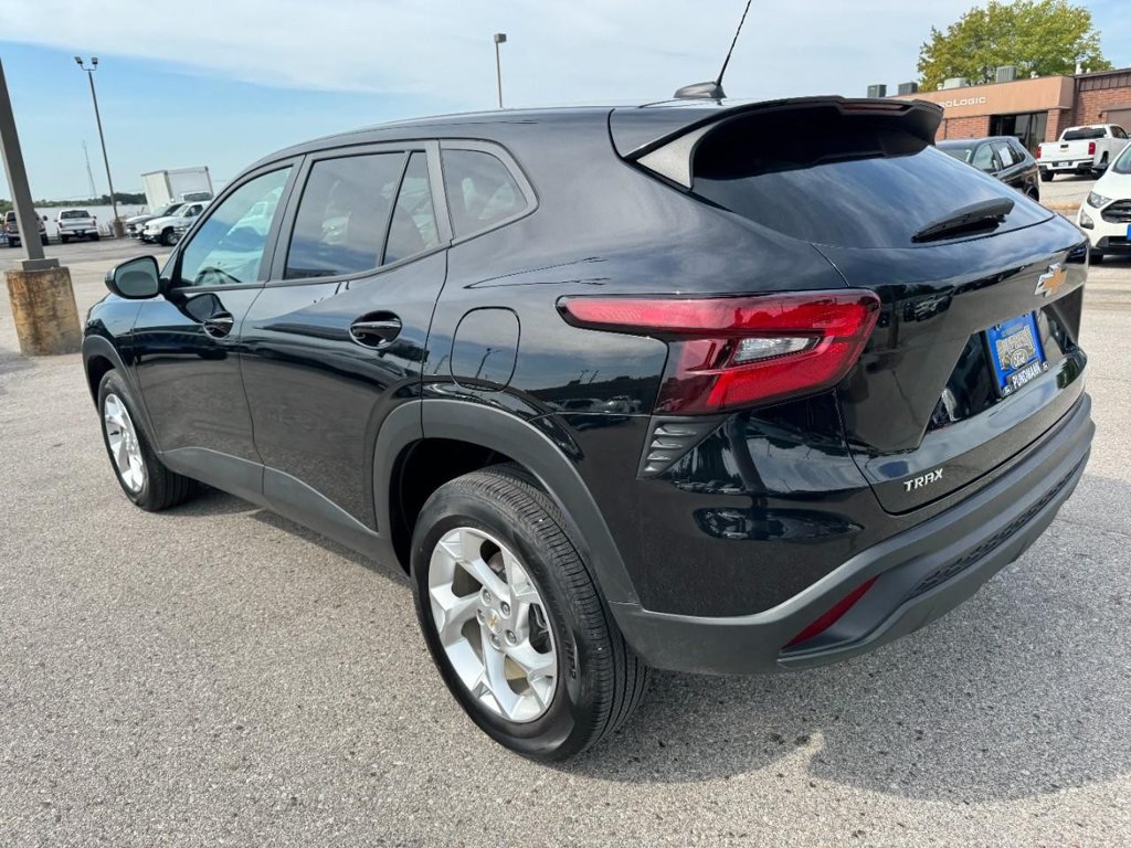Used 2025 Chevrolet Trax LS w/ LS Convenience Package FWD image 5