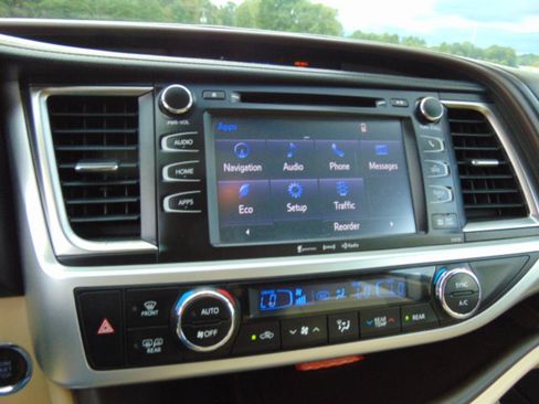 Used 2016 Toyota Highlander XLE FWD image 24