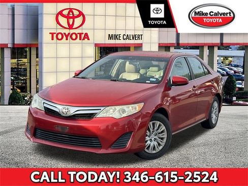 Used 2014 Toyota Camry LE image 1