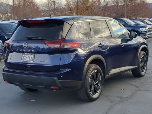 Used 2024 Nissan Rogue SV image 3