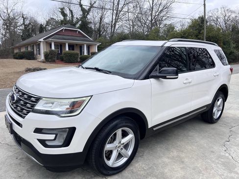 Used 2017 Ford Explorer XLT w/ Equipment Group 201A image 6