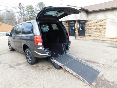 Used 2019 Dodge Grand Caravan SXT w/ Blacktop Package image 3