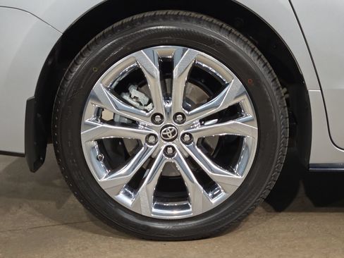 Used 2024 Toyota Sienna Platinum FWD image 17