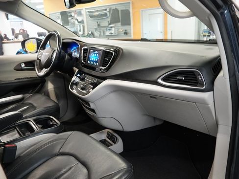 Used 2019 Chrysler Pacifica Touring-L image 30